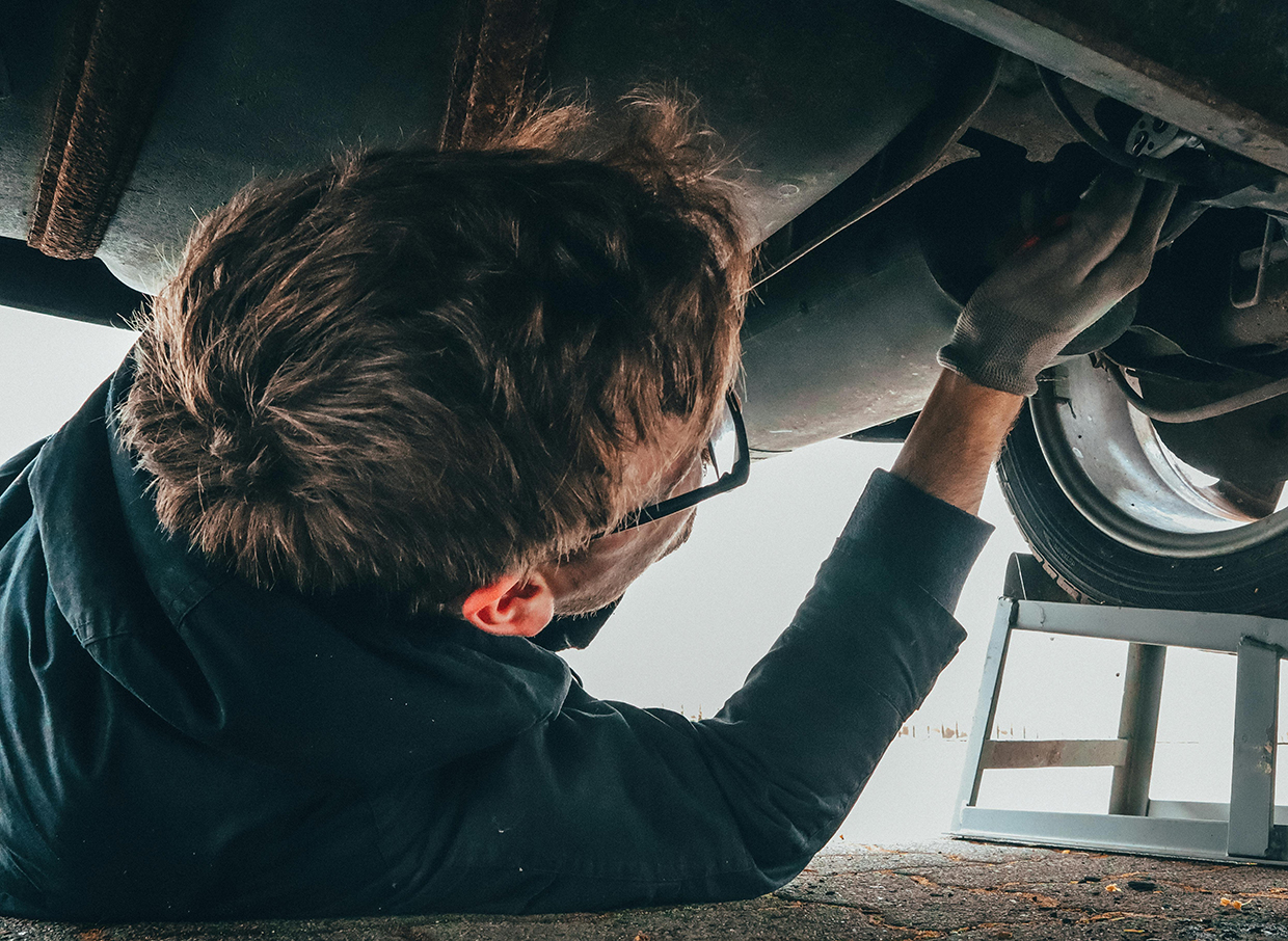 Bild © https://www.pexels.com/de-de/foto/mann-der-fahrzeugmotor-repariert-2244746/